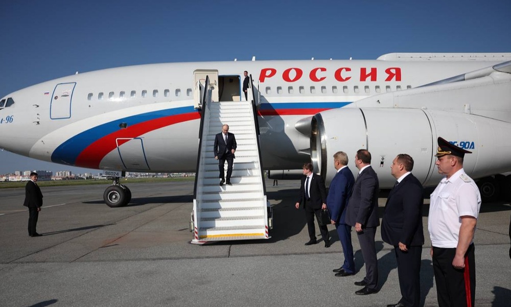 Владимир Путин прибыл в Омск для участия в XXII Форуме межрегионального сотрудничества России и Казахстана