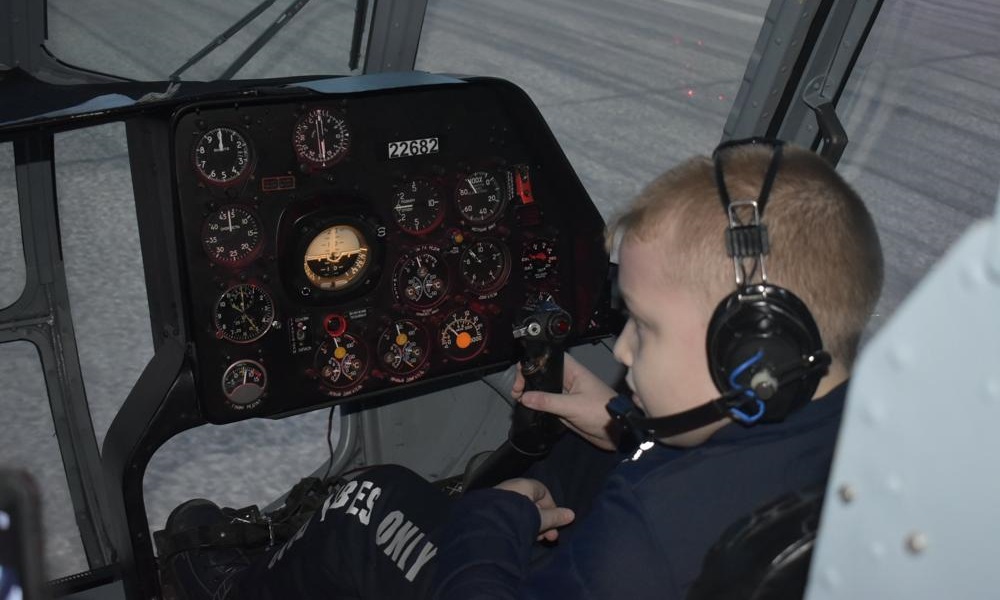 Благодаря акции «Ёлка желаний» у юного омича исполнилась заветная мечта — мальчик полетал на авиасимуляторе