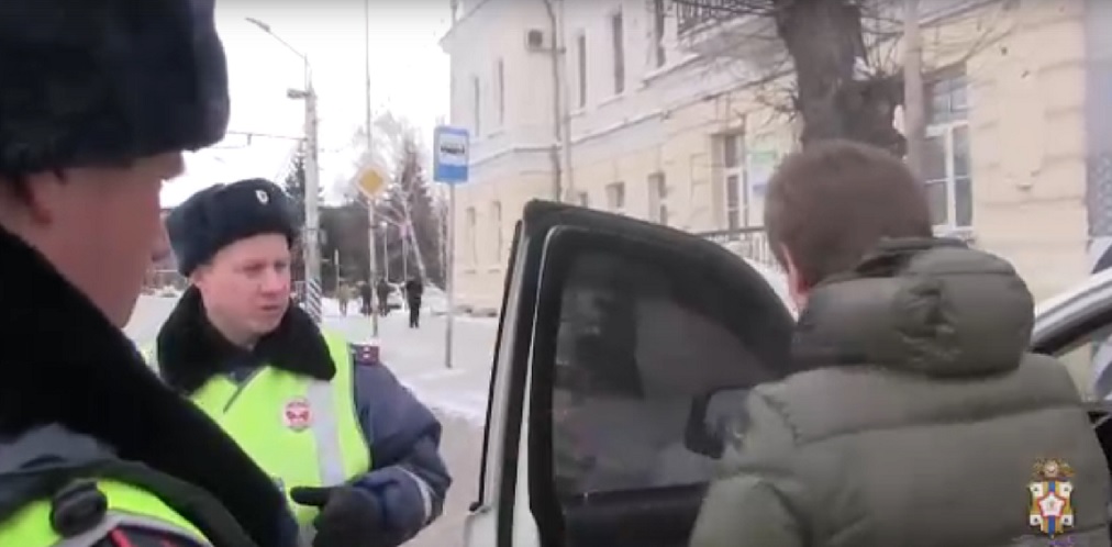 Почти 150 омских водителей сняли со стёкол авто незаконную тонировку
