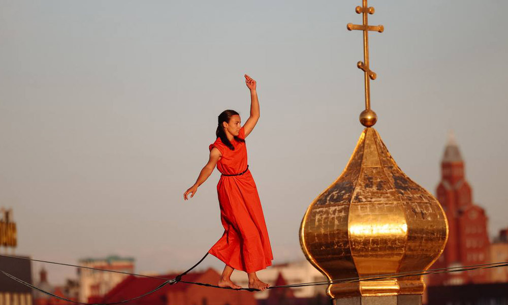 В Омске над Пешеходным Любинским на высоте 15 метров прошли канатоходцы