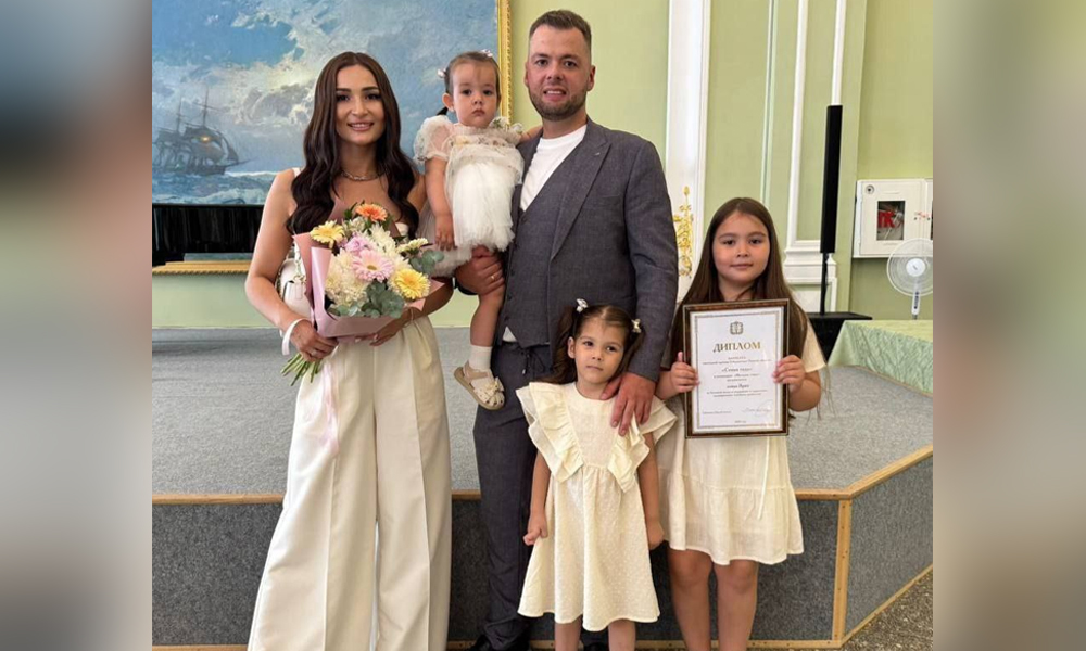 Виталий Хоценко поздравил омскую семью с победой во Всероссийском конкурсе