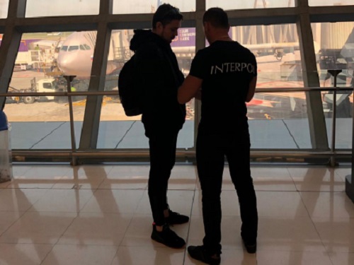 В Омск доставили преступника, укравшего 6 млн рублей в 2016 году