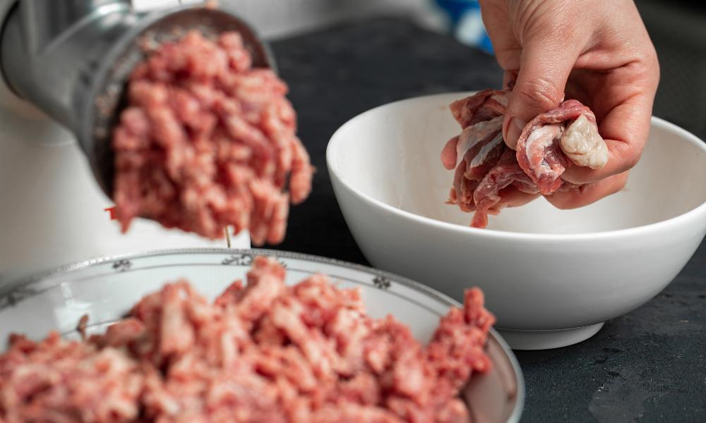 В Омске из мяса неизвестного происхождения изготавливали колбасу и полуфабрикаты