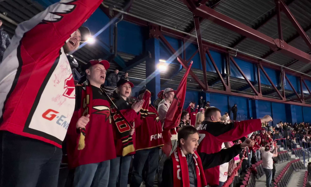 Омские болельщики поддерживают «ястребов» даже на выездных матчах