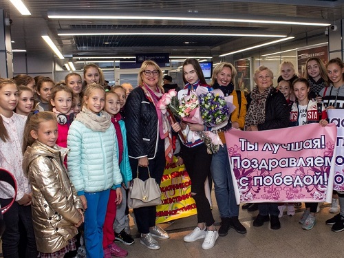 Анастасия Шишмакова вернулась в Омск с наградми чемпионата мира