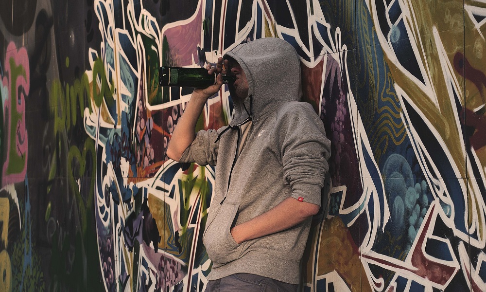 Разрыв печени и черепно-мозговая травма: пьяный омич избил своих гостей металлической палкой