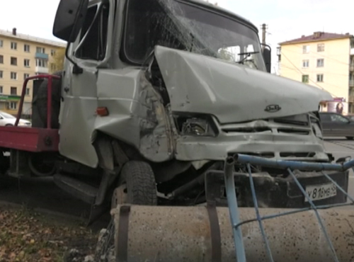 В Омске водитель ЗИЛа пожертвовал своим авто, чтобы избежать аварии