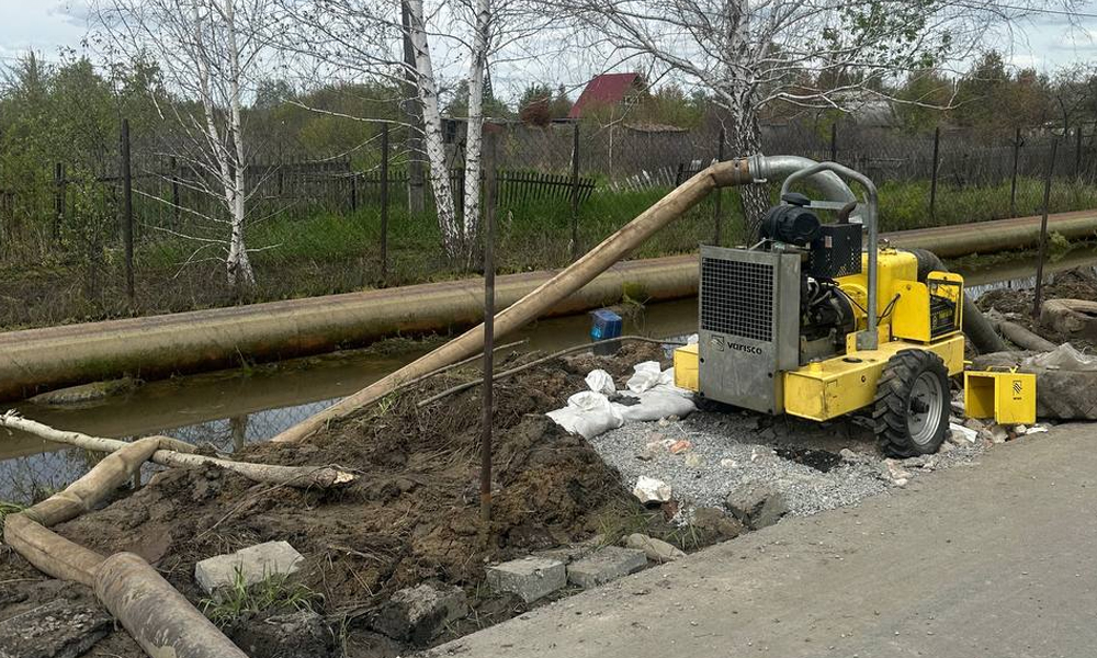 В Осташково продолжается откачка воды с подтопленных участков