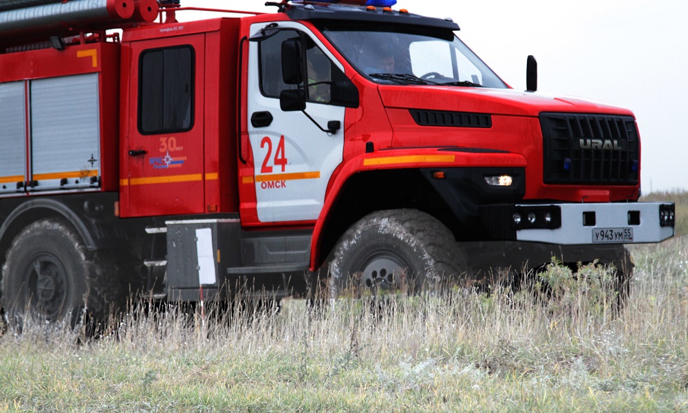 В Кировском округе 14 огнеборцев тушили горящую траву