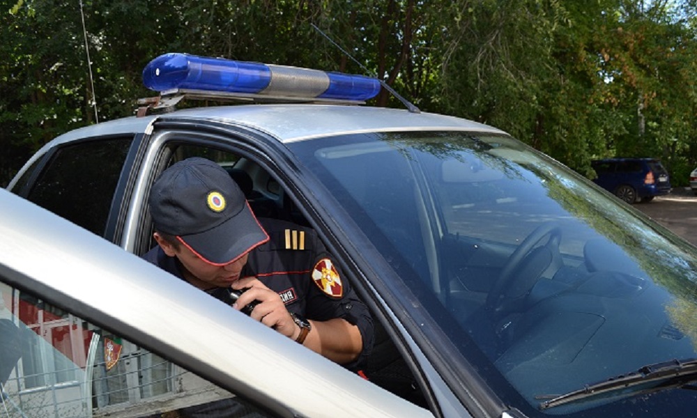 В Омске велосипедист сбил девушку, которую потом госпитализировали, и попытался скрыться от росгвардейцев