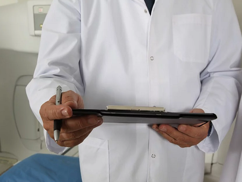 В Омской области врача и медсестру будут судить за подделку медицинских справок