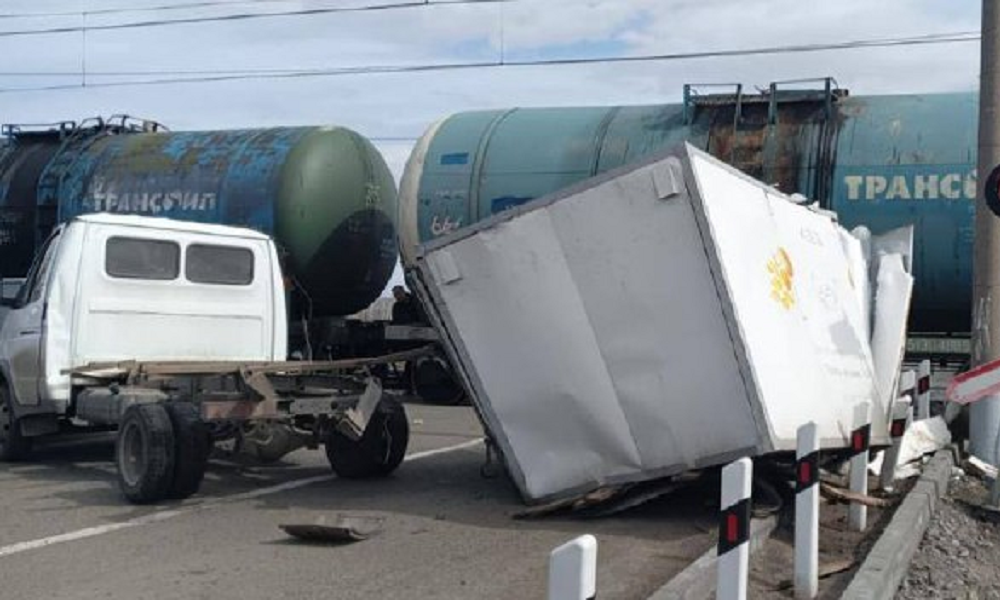 В Омской области грузовик врезался в поезд