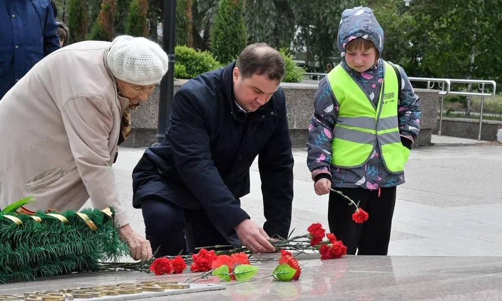 Виталий Хоценко вместе с ветеранами возложил цветы к монументу «Слава героям»