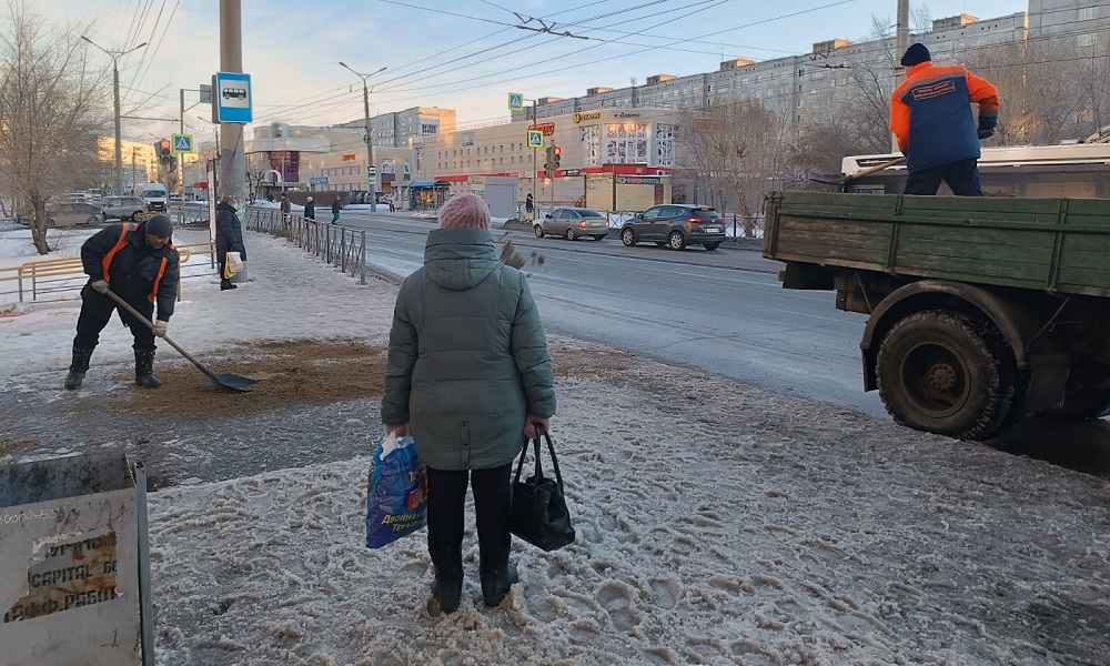 За зимние каникулы с омских дорог вывезли более 44 тысяч кубометров снега