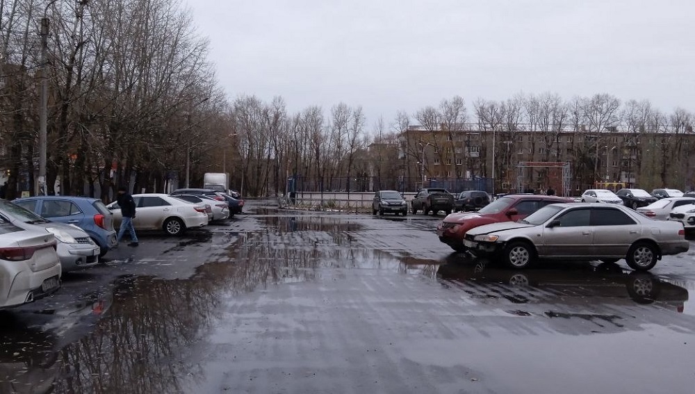 Омичи рассказали о больших лужах в Амурском посёлке  