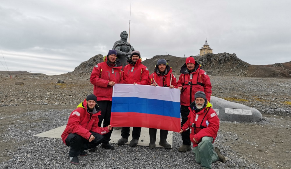 Омичи, достигшие берегов Антарктиды под парусами, получили благодарности минспорта РФ