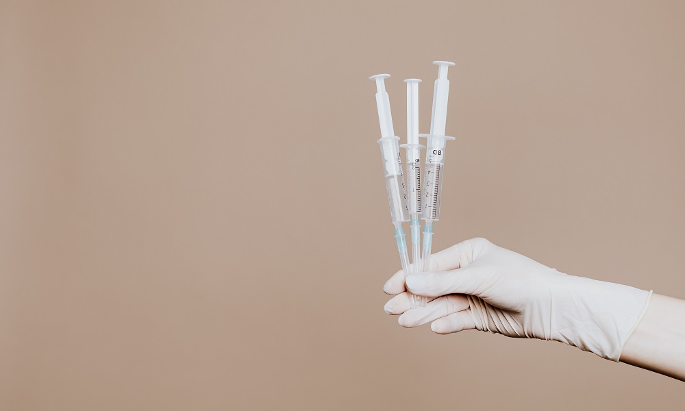 В омском минздраве объяснили, почему важно вводить две дозы вакцины против коронавируса