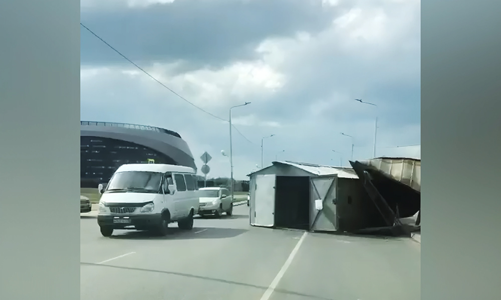 В Омске рядом с «G-Drive Ареной» на дорогу вылетел гараж