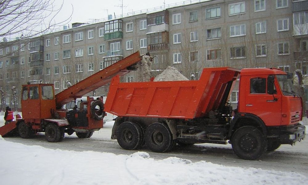 В администрации Омска рассказали, с каких дорог убирают наледь и снег. Публикуем список