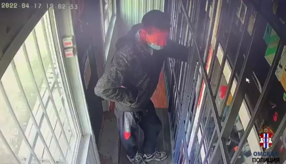 В Омске женщина-продавец задержала грабителя, который был судим уже 16 раз