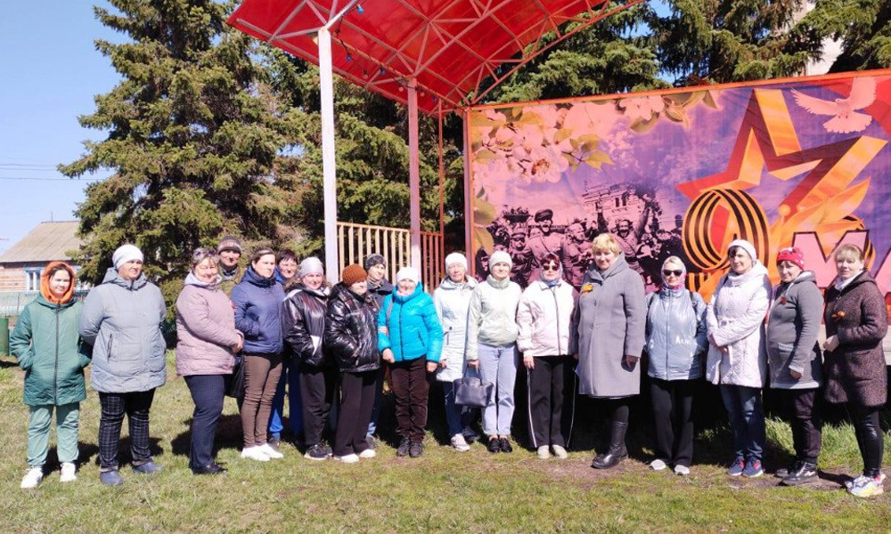 В Кормиловском районе граждане пожилого возраста посетили экскурсию «Подвиг во имя жизни»
