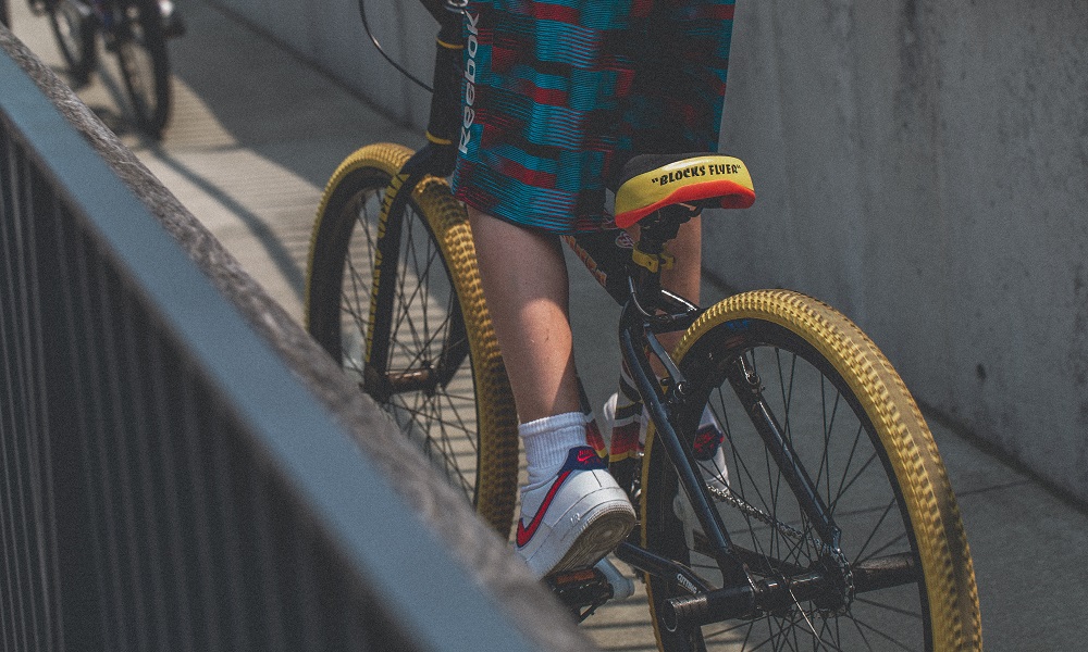 Жительница Омской области сбила на машине юного велосипедиста и заплатила за это 50 тысяч рублей