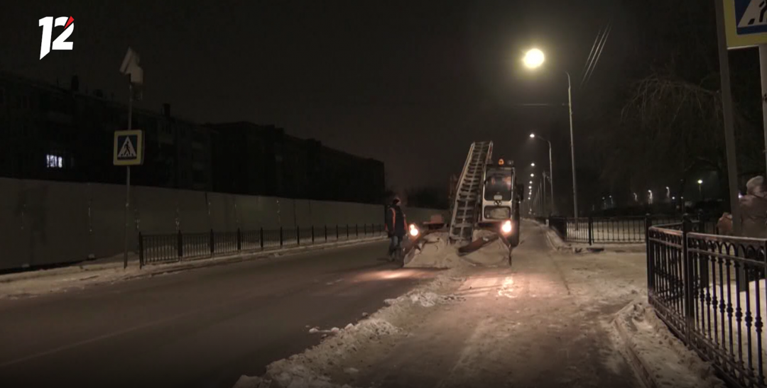 Несмотря на мороз, омские дорожники собрали с городских дорог 5,5 тысяч кубометров снега