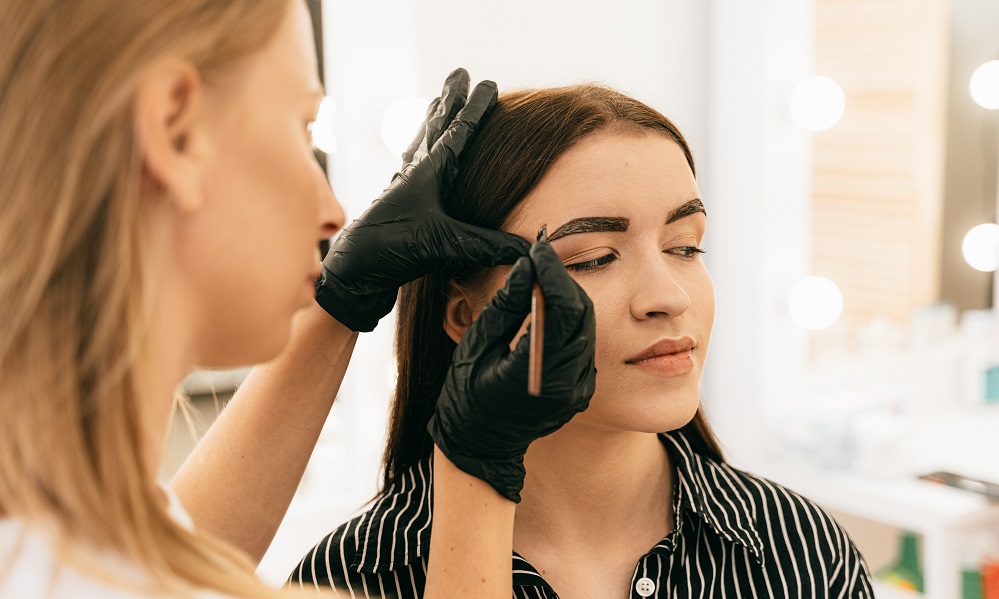 Омская студентка стала номинанткой на рекорд Гиннеса за ламинирование ресниц и бровей