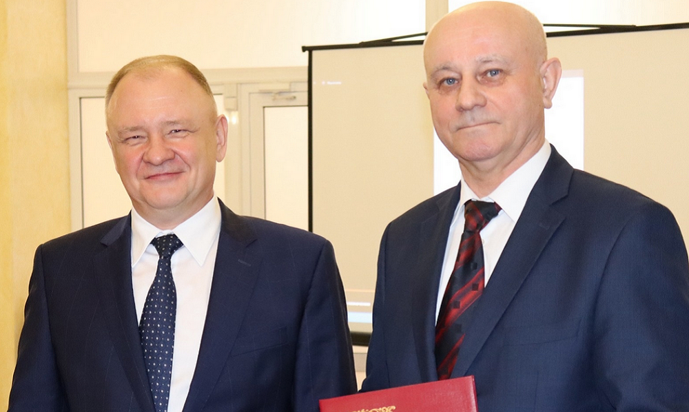 Василий Огарь получил знак отличия «За служение Омской области» III степени