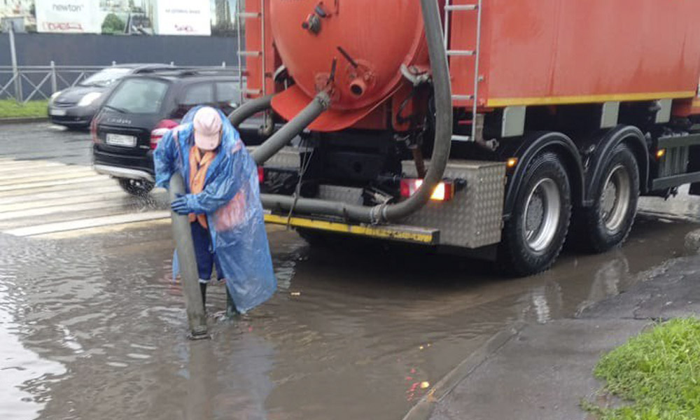 В Омске развернулся масштабный фронт работ по устранению последствий непогоды