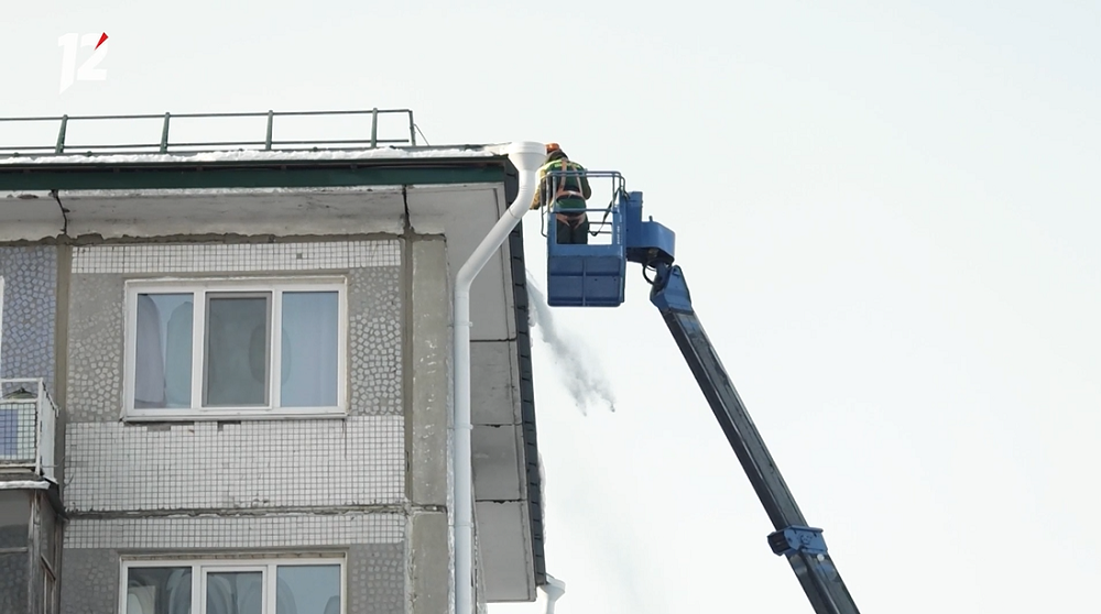 В Омске продолжают очищать крыши от снега и сосулек