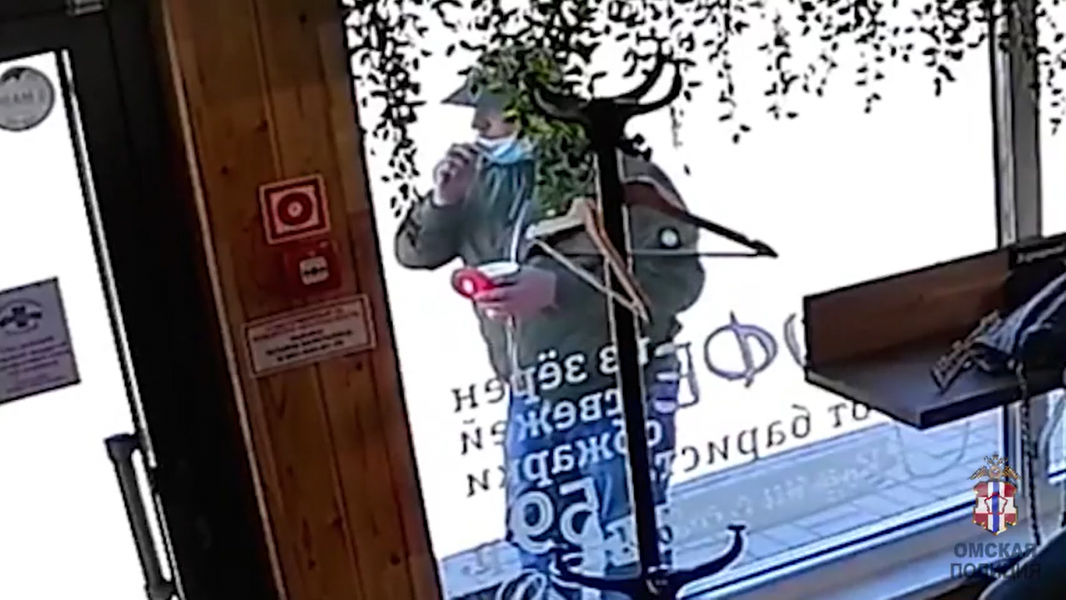 Объявленный в розыск мошенник засветился у популярной в Омске сети кофеен 