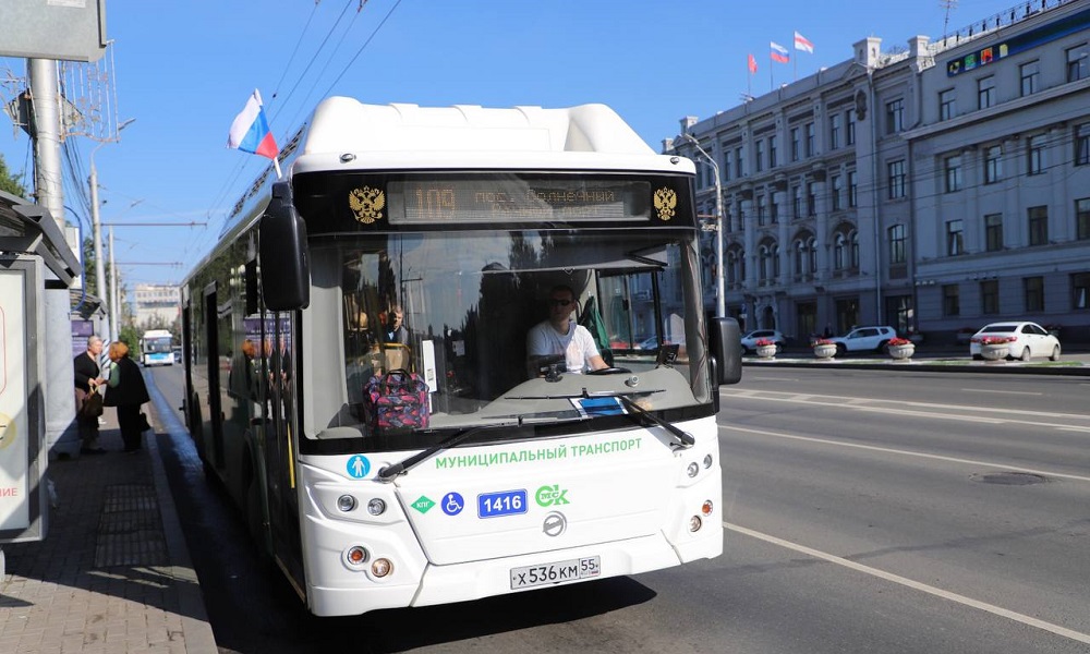 Ко Дню города омские автобусы, троллейбусы и трамваи украсили флагами