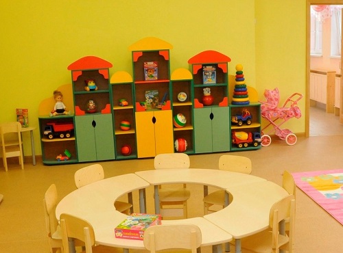 В омском детсаду уволилась воспитатель, которую обвинили в заклеивании рта скотчем малышам