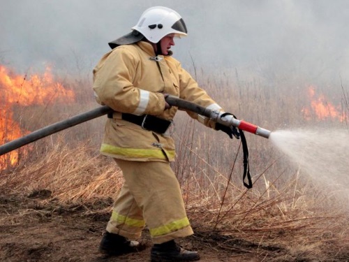 МЧС напоминает омичам о запрете жечь траву