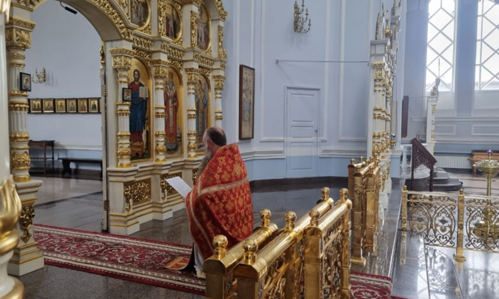 В Омских храмах верующие молятся о пострадавших от нападения в Курской области