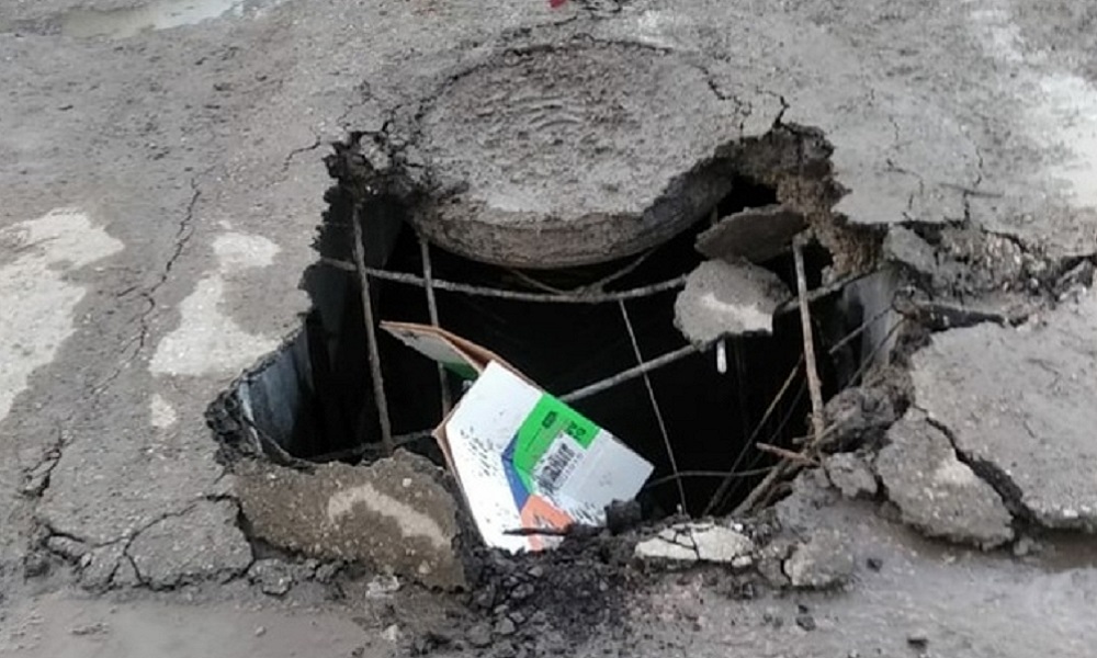 В омских Нефтяниках провалился асфальт