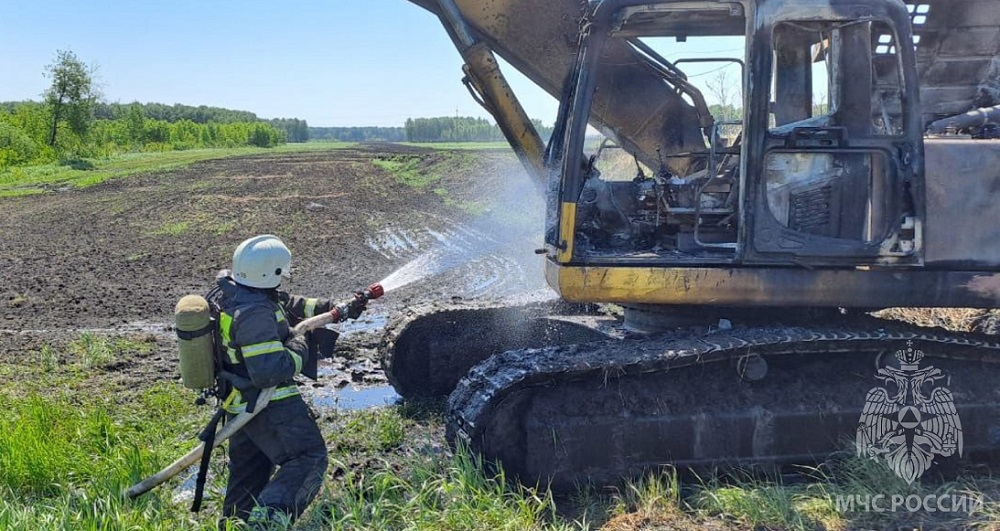 В Большереченском районе в поле загорелся экскаватор