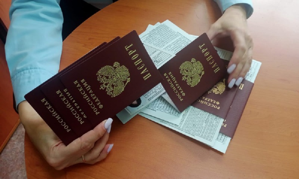 30 пострадавших от пожаров омичей получили новые паспорта 