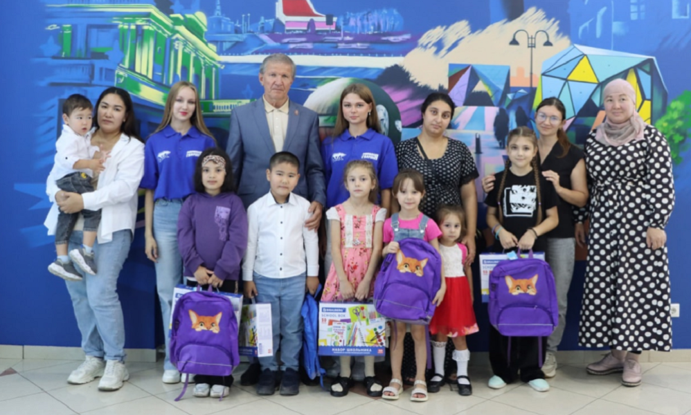 Депутаты от «Единой России» продолжают вручать школьные принадлежности юным омичам