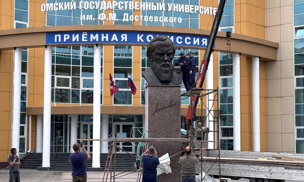 Возле главного корпуса ОмГУ им. Ф. М. Достоевского появился памятник великому писателю  
