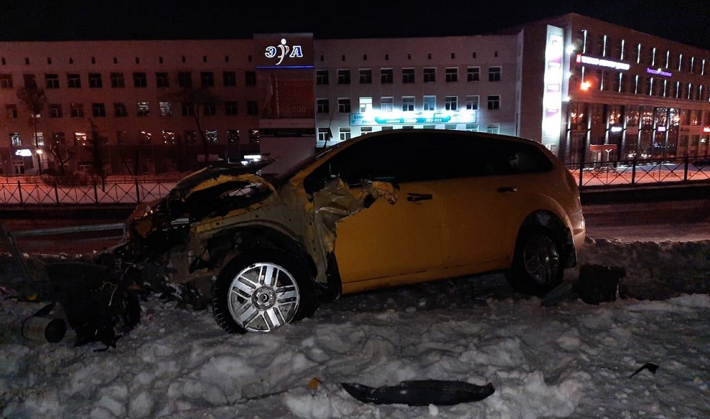 В Омске 17-летний парень взял у родителей машину, чтобы покататься по городу, и попал в ДТП