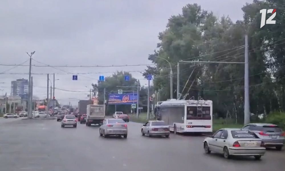 В Омске из-за дождя пришлось изменить схемы движения троллейбусов