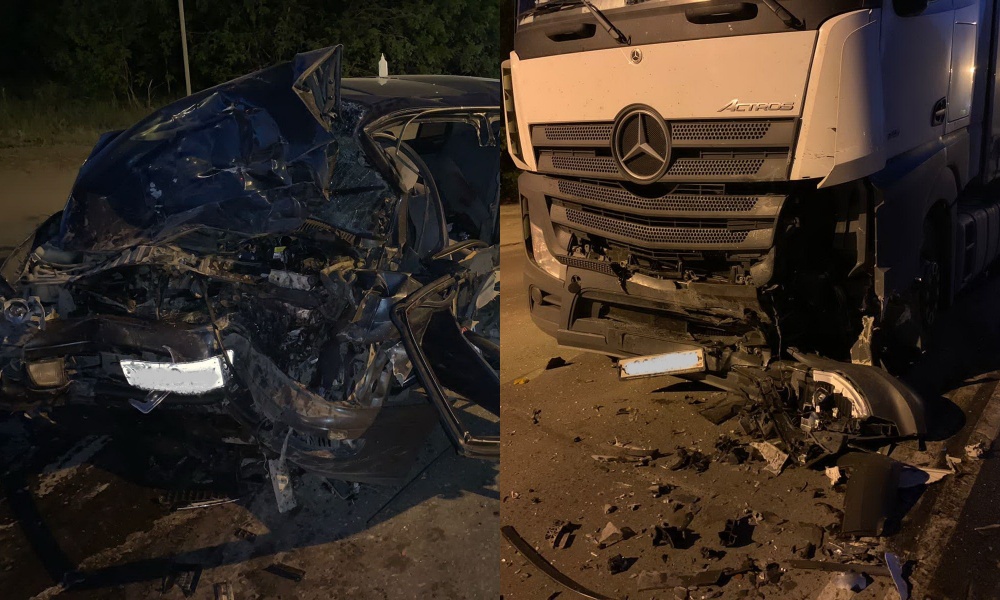 В Омске иномарка столкнулась с большегрузом, пострадали маленькие дети