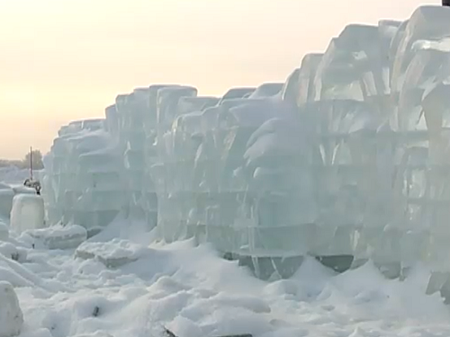 На площадки Омска завозят снег для строительства новогодних фигур