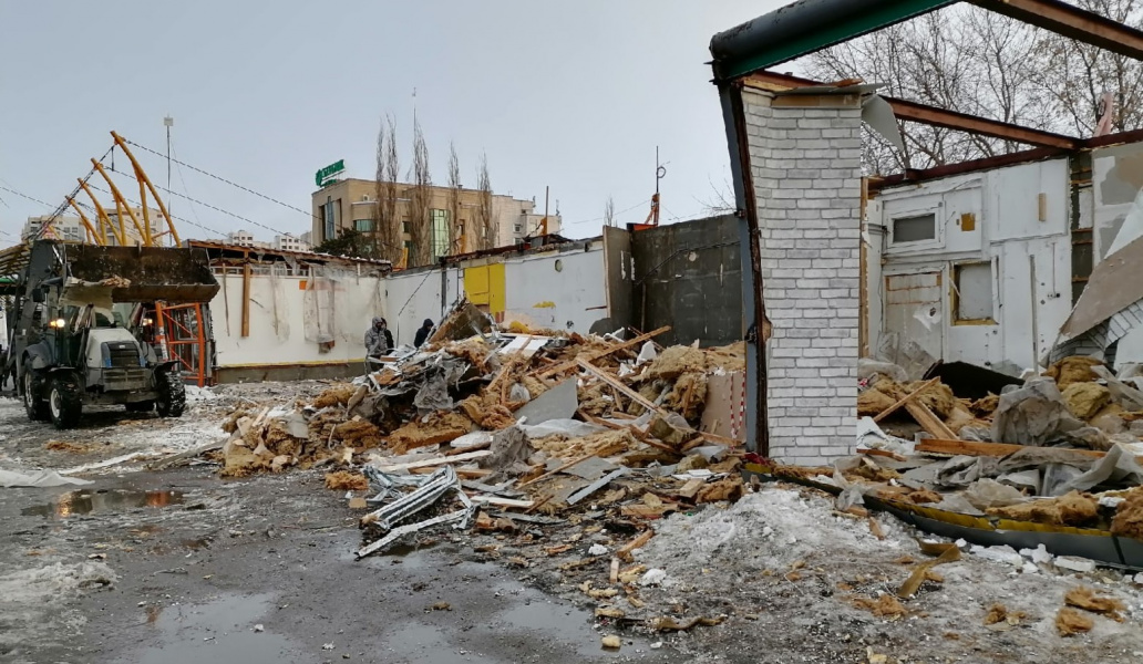 В Омске сносят часть остановочного комплекса «Городок Водников»