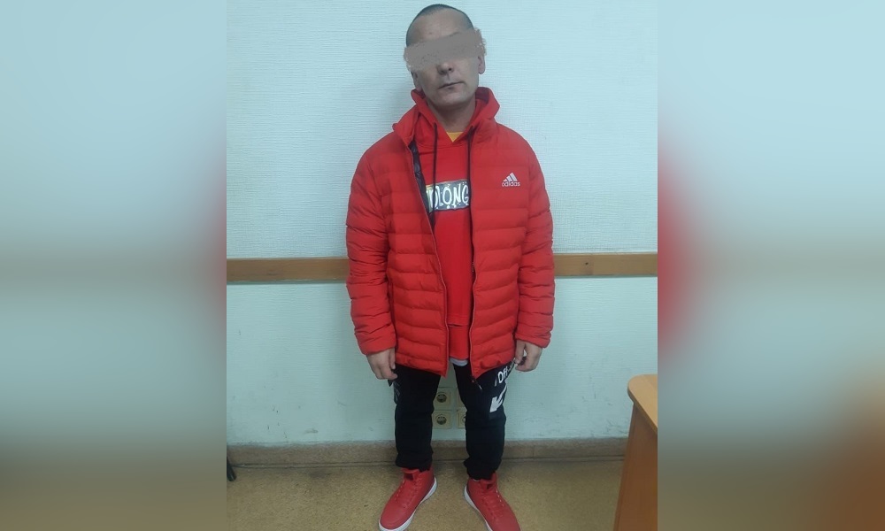 Омский полицейский помешал мужчине, который хотел изнасиловать школьницу в подъезде