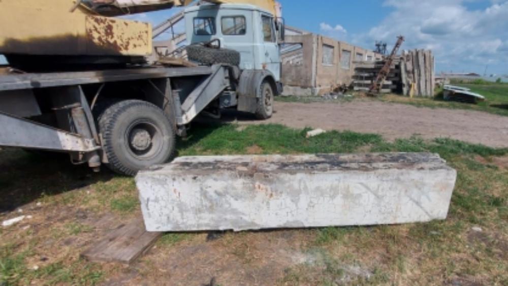В Омской области упавший бетонный блок сломал рабочему обе ноги 