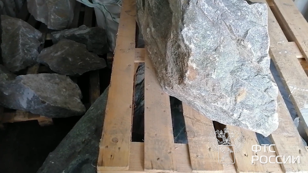 Омские таможенники пресекли незаконный вывоз нефрита