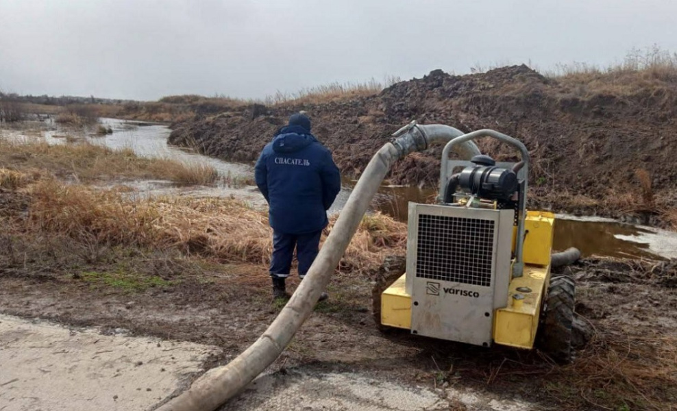 В Омске продолжается откачка воды в Осташково